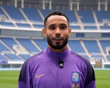  谢蒂内告别欧洲赛场，转战津门虎：文化碰撞中寻找新平衡，巴西情结永存心间。 体育新闻