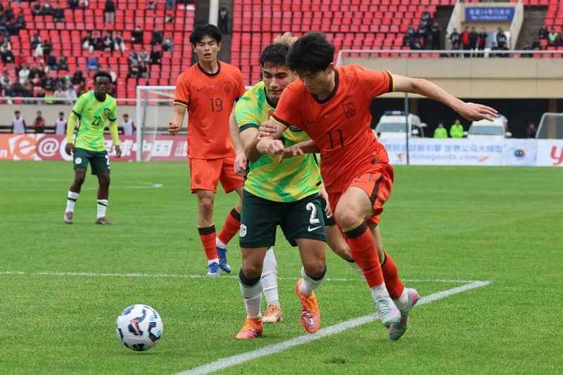 逆境中的防线奇迹:一场关于意志与成长的绿茵启示录 体育新闻